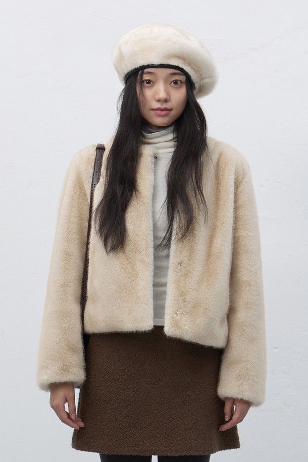 **[25FW] WOMAN 노카라 머플러 페이크 퍼 재킷 [2COL] / WBE4L07536**

우아하고 클래식한 무드의 여성 노카라 페이크 퍼 재킷입니다. 부드러운 촉감의 두꺼운 페이크 퍼 소재로 제작되어 가을과 겨울 시즌에 따뜻하게 착용할 수 있습니다. 레귤러핏으로 편안하게 착용 가능하며, 오픈 스타일의 여밈과 머플러 디테일이 특징입니다. 베이지와 브라운 두 가지 컬러로 출시되어 데이트룩, 모임룩, 연말 모임룩 등 다양한 TPO에 활용 가능합니다. 미니멀하면서도 세련된 스타일을 연출하기 좋습니다.
