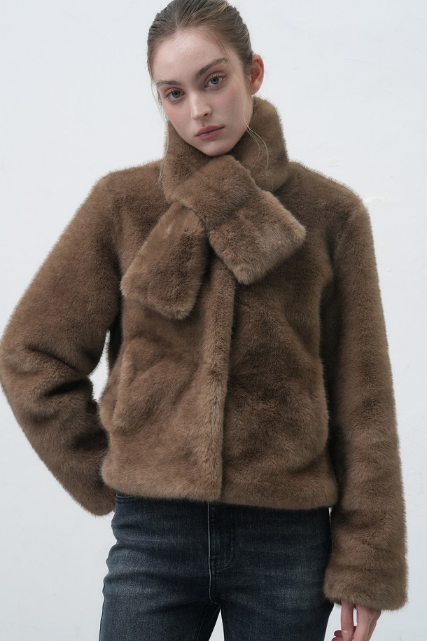 [25FW] WOMAN 노카라 머플러 페이크 퍼 재킷 [2COL]은 부드러운 촉감의 페이크 퍼 소재로 제작되어 가을, 겨울 시즌 따뜻하게 착용할 수 있는 여성용 자켓입니다. 캐주얼하고 베이직한 스타일의 무지 디자인으로, 다양한 룩에 활용하기 좋습니다. 노카라 디자인과 머플러 디테일이 더해져 포근한 느낌을 주며, 레귤러 핏으로 편안하게 착용 가능합니다. 긴 소매 기장과 두꺼운 두께감으로 보온성을 높였으며, 오픈 방식으로 간편하게 입고 벗을 수 있습니다. 브라운 컬러로 포근하고 세련된 분위기를 연출합니다.
