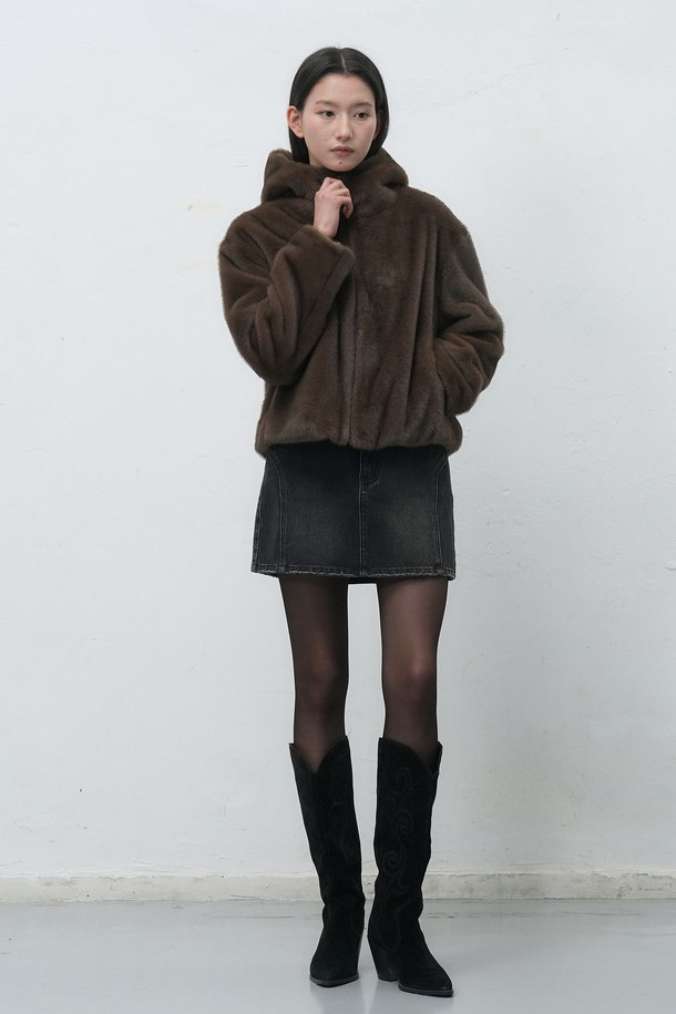 따뜻하고 포근한 [25FW] WOMAN 하이넥 페이크 퍼 후드 집업입니다. 부드러운 촉감의 페이크 퍼 소재로 제작되어 겨울철에도 따뜻하게 착용할 수 있습니다. 캐주얼한 무드의 오버핏 디자인에 하이넥과 후드가 더해져 보온성을 높였습니다. 무지 디자인으로 다양한 스타일 연출이 용이하며, 브라운 컬러로 포근한 분위기를 더했습니다. 크롭 기장과 긴 소매로 트렌디한 스타일을 완성해보세요.
