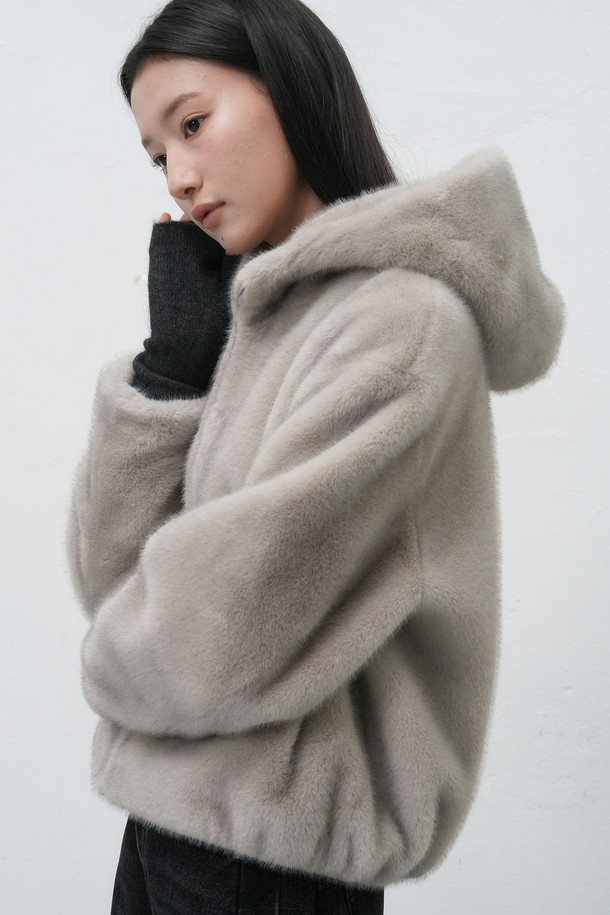 **[25FW] WOMAN 하이넥 페이크 퍼 후드 집업 [2COL] / WBE4L07538**

부드러운 촉감의 페이크 퍼 소재로 제작된 여성용 하이넥 후드 집업입니다. 브라운과 베이지 두 가지 색상으로 출시되어 다양한 스타일 연출이 가능합니다. 캐주얼한 무드의 무지 디자인으로, 가을과 겨울에 따뜻하게 착용할 수 있습니다. 레귤러핏 크롭 기장으로 편안함과 스타일리시함을 동시에 만족시킵니다. 긴 소매와 두꺼운 두께감으로 보온성을 높였습니다.
