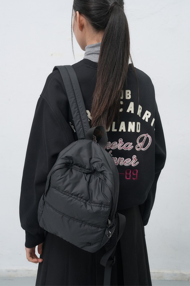 25FW WOMAN 패디드 미니 백팩 [2COL] / WBE4L92514는 여성들을 위한 미니 사이즈 백팩입니다. 나일론 소재의 무지 디자인으로, 패딩 디테일이 돋보이는 사각 형태의 백팩입니다. 블랙 색상으로 출시되었으며, 지퍼형 잠금 방식으로 내용물을 안전하게 보관할 수 있습니다. 미니멀, 캐주얼, 시크 스타일을 추구하는 분들께 추천하며, 출근룩에도 잘 어울립니다. 일상생활에서 간편하게 사용할 수 있는 실용적인 가방입니다.
