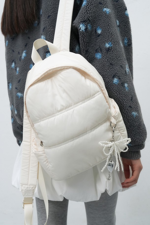 [25FW] WOMAN 패디드 미니 백팩 [2COL]는 여성용 미니 백팩입니다. 나일론과 폴리에스테르 소재로 제작되었으며, 숄더 스트랩과 지퍼형 잠금 방식으로 편의성을 높였습니다. 넉넉한 수납 공간과 패딩 디자인으로 캐주얼하고 미니멀한 스타일을 연출할 수 있습니다. 무지 디자인에 사각 모양으로 제작되어 데일리 백으로 활용하기 좋습니다. 일상생활에서 가볍게 멜 수 있는 실용적인 백팩입니다.