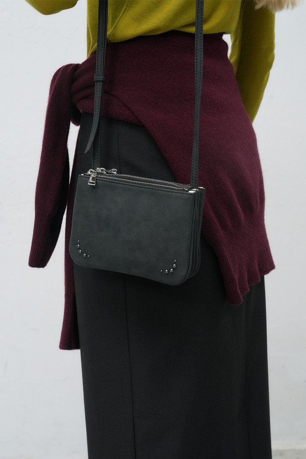 [25FW] WOMAN 아코디언 크로스 백 [3COL] / WBE4L92524는 여성용 크로스백입니다. 미니멀한 스타일과 클래식한 무드를 선호하는 분들께 적합하며, 블랙, 핑크, 블루 3가지 색상으로 제공됩니다. 아코디언 디자인이 특징이며, 무지 패턴의 사각 가방 형태로 제작되었습니다. 일상생활에서 활용하기 좋은 실용적인 아이템입니다.