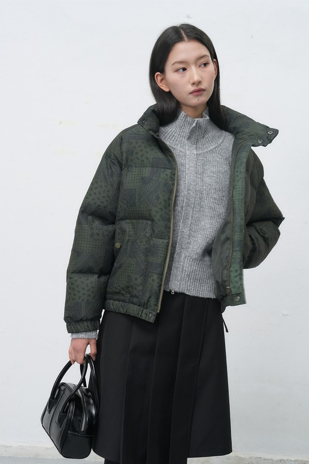 [25FW] WOMAN 라운드 미니 토트백 [2COL] / WBE4L92525는 여성용 토트백입니다. 심플하고 세련된 블랙 컬러의 미니 사이즈 가방으로, 합성가죽 소재에 라운드 디자인이 돋보입니다. 무지 패턴에 사각형 모양으로, 출근룩이나 모임룩 등 다양한 TPO에 활용 가능합니다. 지퍼형 잠금 방식으로 소지품을 안전하게 보관하며, 미니멀, 클래식, 시크 스타일을 즐기는 여성에게 추천합니다.
