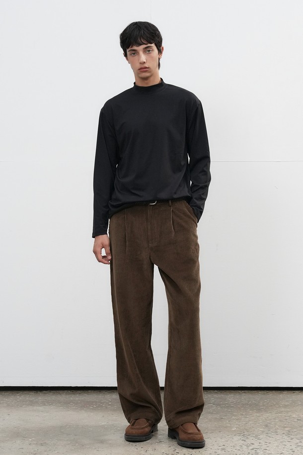 [25FW] MAN 히트젯 하프넥 티셔츠는 남성용 티셔츠로, 가을과 겨울에 따뜻하게 착용할 수 있습니다. 히트젯 기능성 원단을 사용하여 발열 및 보온 기능을 제공하며, 두꺼운 두께감으로 추운 날씨에도 든든합니다. 하프넥 디자인과 레귤러핏으로 미니멀, 클래식, 캐주얼 스타일을 연출하기 좋고, 출근룩으로도 활용 가능합니다. 블랙 컬러의 무지 디자인으로 다양한 하의와 쉽게 매치할 수 있으며, 부드러운 촉감이 특징입니다.
