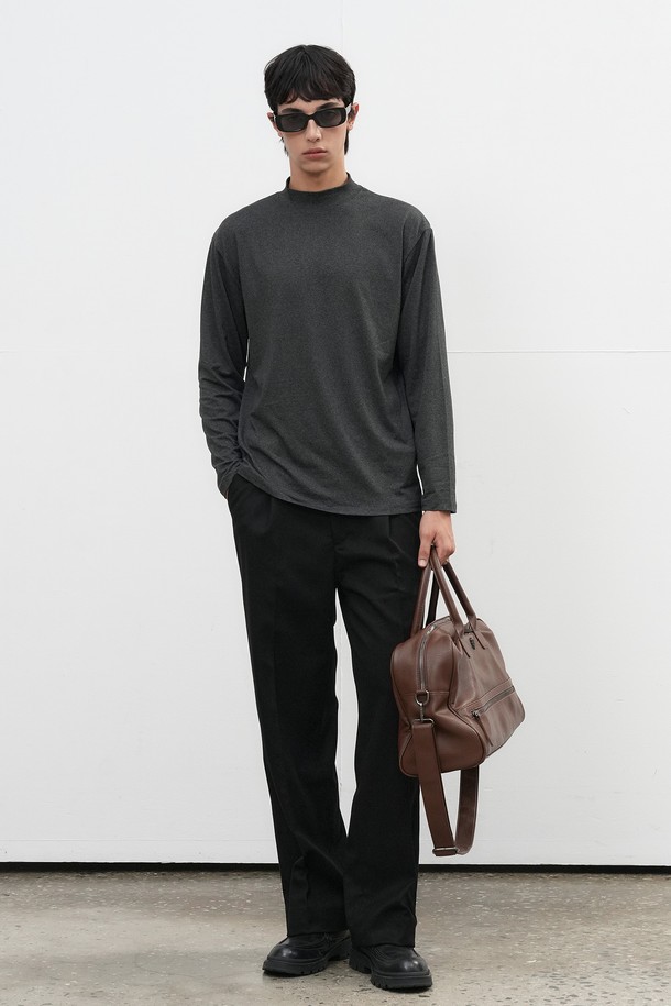 25FW MAN 히트젯 하프넥 티셔츠는 가을, 겨울 시즌에 어울리는 남성용 티셔츠입니다. 블랙, 그레이 두 가지 색상으로 출시되었으며, 베이직하고 미니멀한 스타일을 추구합니다. 하프넥 디자인에 긴소매, 레귤러핏으로 제작되었으며, 두꺼운 두께감으로 보온성을 높였습니다. 히트젯 기능성 소재를 사용하여 발열 및 보온 기능을 제공하며, 출근룩, 미니멀, 클래식, 캐주얼 스타일을 연출하기 좋습니다. 부드러운 촉감이 특징인 무지 티셔츠입니다.
