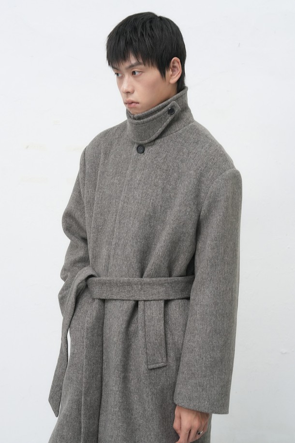 [25FW] MAN 울 블렌디드 발마칸 롱 코트 [2COL]는 미니멀하고 클래식한 분위기를 연출하는 남성용 아우터입니다. 모카 다크브라운 컬러의 롱 기장 발마칸 코트로, 울, 폴리에스테르, 아크릴 등 다양한 소재를 혼방하여 제작되었습니다. 두꺼운 두께감으로 가을, 겨울 시즌에 착용하기 좋으며, 깔끔한 실루엣과 트윌 텍스처 원단이 특징입니다. 히든 버튼 여밈 방식과 동일 원단 벨트, 사이드 로고 각인 버튼, 내부 포켓, 안감 처리로 고급스러움을 더했습니다. 출근룩, 비즈니스 캐주얼, 모임룩 등 다양한 TPO에 활용할 수 있으며, 클래식, 미니멀, 시크 스타일을 연출하기에 적합합니다.
