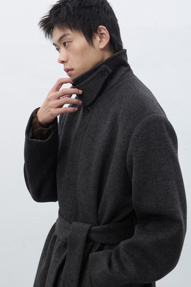 [25FW] MAN 울 블렌디드 발마칸 롱 코트 [2COL]는 다크 브라운, 모카 두 가지 색상으로 출시되었습니다. 미니멀하고 클래식한 스타일의 남성용 발마칸 코트로, 가을과 겨울에 착용하기 좋습니다. 울, 폴리에스테르, 아크릴, 나일론, 레이온, 면 등 다양한 소재가 혼방되어 두꺼운 두께감을 자랑하며, 깔끔한 실루엣과 트윌 텍스처 원단이 특징입니다. 히든 버튼 여밈 방식과 레귤러핏으로 제작되었으며, 매칭 패브릭 벨트, 사이드 로고 각인 버튼, 내부 포켓, 안감 디테일이 돋보입니다. 출근룩, 비즈니스 캐주얼, 모임룩 등 다양한 TPO에 활용할 수 있습니다.
