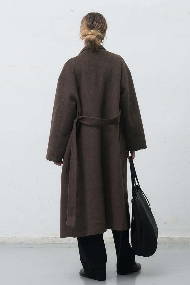 세련된 **[25FW] WOMAN 핸드메이드 숄카라 롱코트**는 브라운과 차콜 두 가지 색상으로 출시되었습니다. 울, 폴리에스테르, 나일론, 아크릴, 면 혼방 소재로 제작되어 부드러운 촉감과 두꺼운 두께로 겨울과 봄에 따뜻하게 착용할 수 있습니다. 숄카라 디자인과 루즈핏으로 클래식하면서도 스타일리시한 무드를 연출하며, 벨트 탈부착이 가능하여 다양한 스타일을 소화할 수 있습니다. 롱 기장과 긴 소매가 특징이며, 로고 엠보싱 가죽 패치 디테일이 고급스러움을 더합니다. 출근룩, 모임룩, 데이트룩 등 다채로운 TPO에 맞춰 클래식, 미니멀, 시크 스타일을 연출해보세요.
