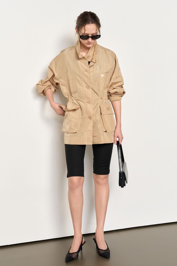 25SS 시즌 [WOMAN 글로시 페미닌 윈드브레이커]는 베이지 색상의 하프 기장 윈드브레이커입니다. 얇은 두께의 나일론 소재로 제작되었으며, 글로시한 원단감과 컬러 매칭 지퍼 디테일이 돋보입니다. 허리 스트링과 4개의 3D 포켓이 특징이며, 페미닌하고 클래식한 무드를 연출할 수 있는 여성용 아우터입니다.
