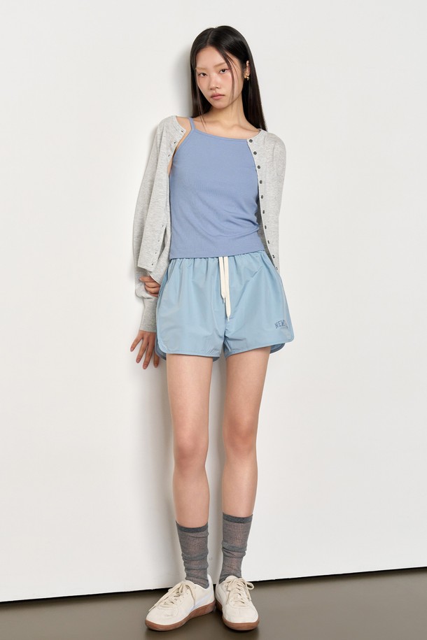 [25SS] WOMAN 뉴아이디어 패커블 쇼츠 [SKY BLUE] / WBE1L56531는 여성용 패커블 쇼츠입니다. 스카이 블루와 블랙 두 가지 색상으로 제공되며, 봄, 여름, 가을 계절에 착용하기 좋습니다. 가볍고 부드러운 나일론 소재로 제작되어 활동성이 뛰어나며, 방수 기능까지 갖춰 일상 및 스포츠 활동에 적합합니다. 레귤러핏의 스탠다드핏으로 편안함을 제공하며, 내부 스트링으로 사이즈 조절이 가능합니다. NEW IDEA 로고 프린트와 수납용 포켓이 있어 디자인과 실용성을 모두 갖췄으며, 패커블 윈드브레이커와 세트로도 착용할 수 있습니다.
