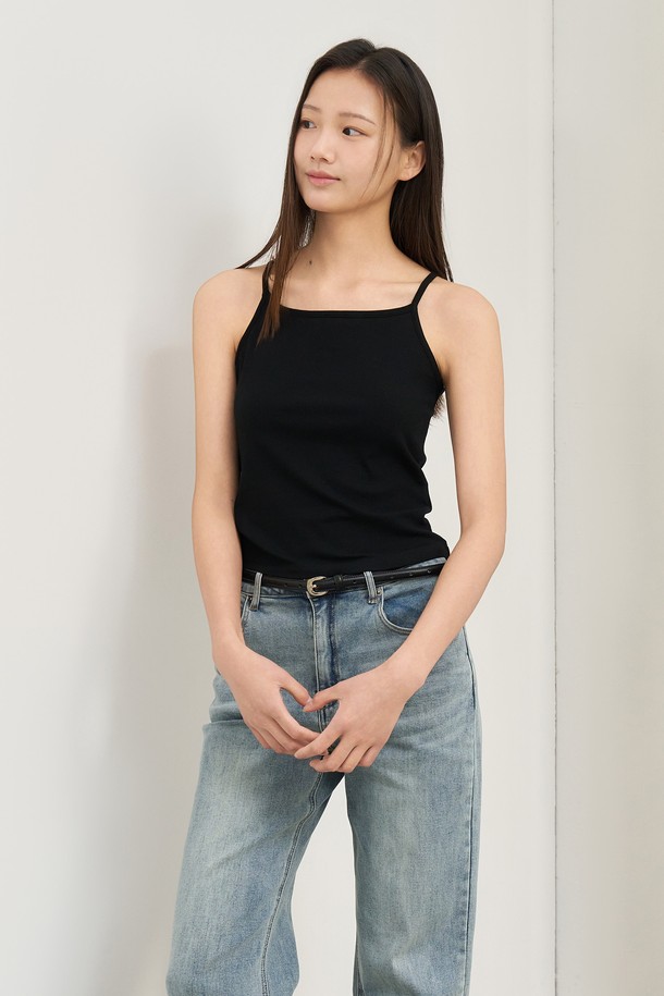GENERAL IDEA - 민소매티셔츠 - [25SS] WOMAN 네로우 스트랩 슬리브리스 [BLACK] / WBE2L01521