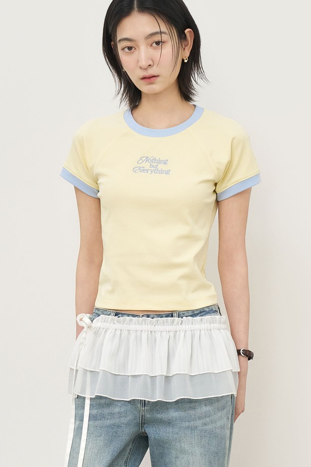 [25SS] WOMAN 래글런 크롭 링거 티셔츠 [LEMON]는 산뜻한 레몬 색상과 라이트 블루 색상으로 출시된 여성용 티셔츠입니다. 면과 스판덱스의 혼방 소재로 제작되어 신축성 있는 착용감을 제공하며, 캐주얼한 스타일을 연출합니다. 래글런 소매 디자인과 실버 로고 리벳 장식이 특징이며, 슬림핏 크롭 기장으로 트렌디함을 더했습니다. 봄, 여름 시즌에 적합하며, 라운드넥에 긴 소매 기장으로 편안하게 착용할 수 있습니다. 25SS 시즌의 자수 및 로고 패턴으로 포인트를 준 제품입니다.
