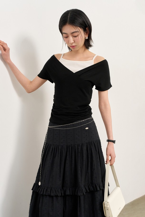 GENERAL IDEA - 반소매 티셔츠 - [25SS] WOMAN 아세테이트 브이넥 셔링 반팔티 [BLACK] / WBE2L01532