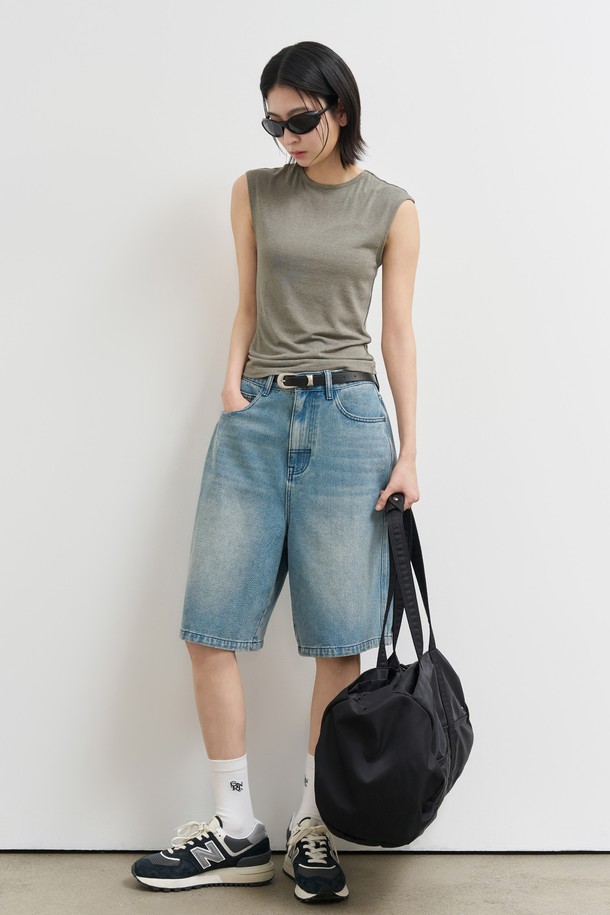 GENERAL IDEA - 민소매티셔츠 - [25SS] WOMAN 아세테이트 크루넥 슬리브리스 [ASH KHAKI] / WBE2L01533