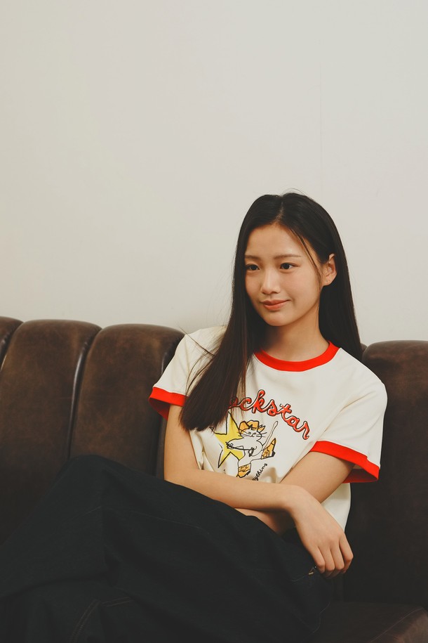 GENERAL IDEA - 반소매 티셔츠 - [25SS] WOMAN 락스타 레귤러 링거 티셔츠 [BUTTER] / WBE2L01534