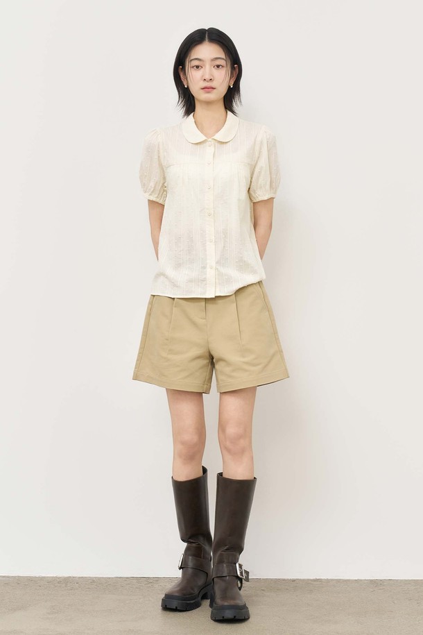 [25SS] WOMAN 코튼 핀턱 쇼츠 [BEIGE] (우먼 코튼 핀턱 쇼츠 [베이지])는 미니멀하고 클래식한 스타일의 여성용 쇼츠입니다. 부드러운 면 소재에 핀턱 디테일을 더해 세련된 실루엣을 연출하며, 얇은 두께감으로 봄, 여름 시즌에 시원하게 착용할 수 있습니다. 유니크한 벨트 고리와 뒤 포켓의 자개 로고 리벳이 포인트이며, 화이트 컬러는 약간의 비침이 있을 수 있습니다. 스탠다드핏으로 편안하게 착용 가능하며, 데이트룩, 카페룩, 쇼핑룩 등 다양한 TPO에 활용하기 좋습니다.
