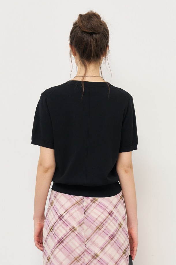 [25SS] WOMAN 텐셀 이지 하프 가디건 [블랙]은 부드러운 텐셀 소재로 제작되어 얇고 시원한 착용감을 선사합니다. 베이직한 디자인의 블랙 컬러 하프 기장 가디건으로, 봄, 여름 시즌 일상복으로 활용하기 좋습니다. 반소매 디자인과 레귤러 핏으로 편안하게 착용할 수 있으며, V넥 라인이 세련된 느낌을 더합니다. 미니멀, 캐주얼, 클래식 스타일을 모두 소화할 수 있는 이지웨어입니다.
