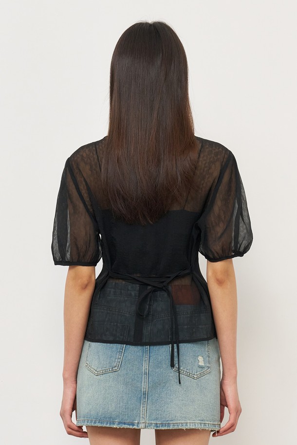 여성스러운 무드의 시스루 플라워 스카프 블라우스입니다. 얇고 부드러운 시폰 소재에 라운드넥 디자인으로, 봄과 여름에 시원하게 착용하기 좋습니다. 블랙 컬러에 플라워 디테일이 더해져 페미닌한 분위기를 연출하며, 데일리룩에 포인트를 더해줍니다.
