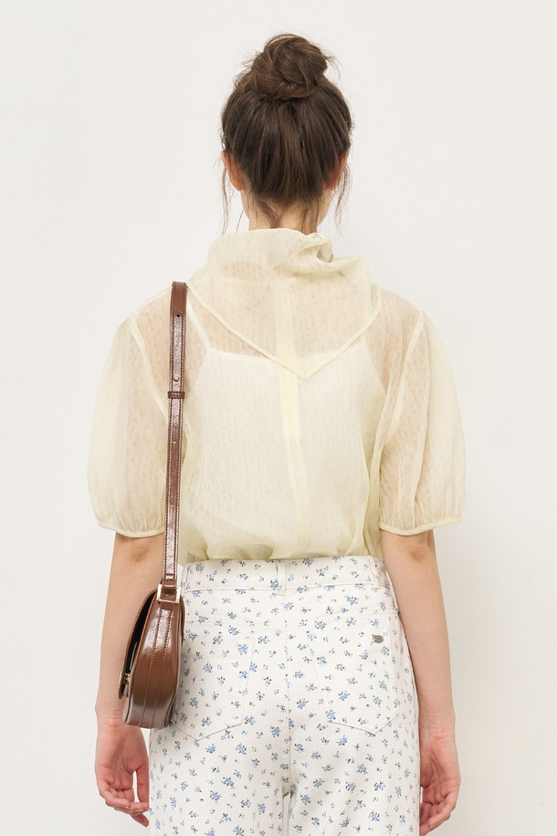 "WOMAN 시스루 플라워 스카프 블라우스"는 페미닌하고 엘레강스한 무드를 연출하는 여성 블라우스입니다. 은은하게 비치는 시스루 소재에 플라워 자카드 패턴이 더해져 로맨틱한 분위기를 자아내며, 스카프 세트와 루즈핏 디자인으로 편안하면서도 세련된 스타일을 완성합니다. 크림, 스카이블루, 블랙 3가지 컬러로 출시되었으며, 봄, 여름, 가을에 데일리하게 착용하기 좋습니다.
