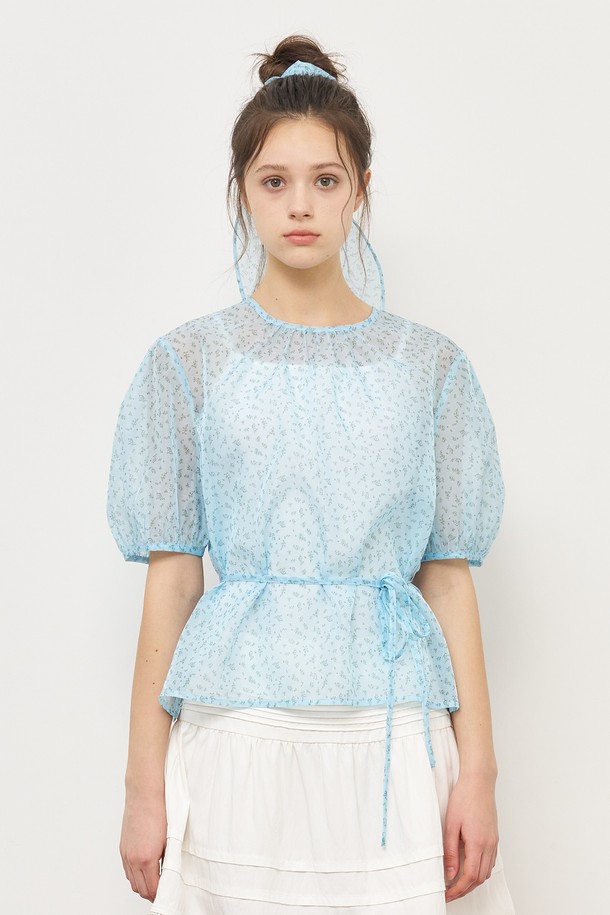 "WOMAN 시스루 플라워 스카프 블라우스 [3COL] / WBE2L03528"는 여성스러운 무드의 플라워 패턴이 돋보이는 블라우스입니다. 시스루 소재와 볼륨 소매 디자인으로 은은한 여성스러움을 강조하며, 스카프와 벨트 세트 구성으로 다양한 스타일 연출이 가능합니다. 크림, 스카이블루, 블랙 3가지 컬러로 출시되어 봄, 여름, 가을 데일리 및 캐주얼 룩에 활용하기 좋습니다.
