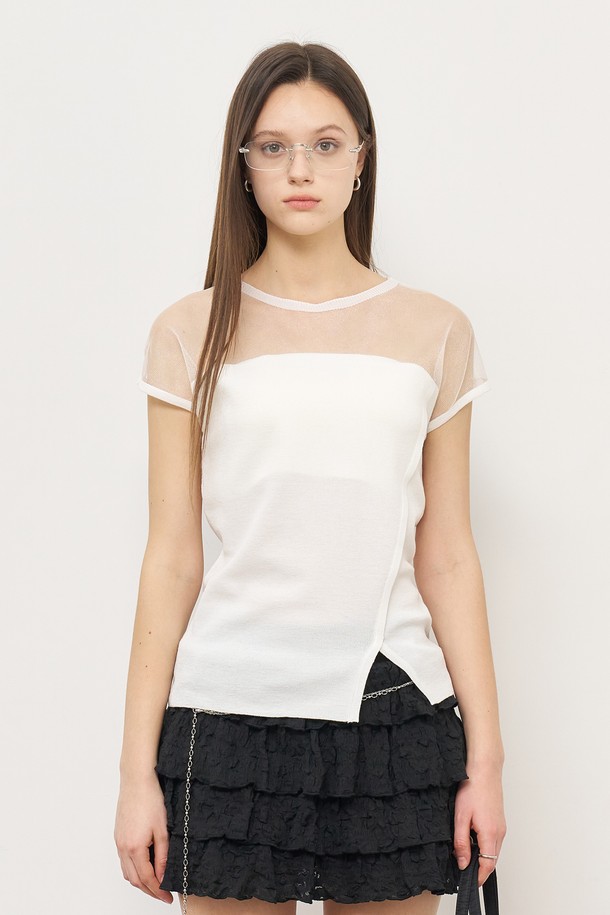 WOMAN 시스루 슬릿 니트 풀오버 [2COL]는 페미닌하고 모던한 스타일을 연출하는 여성 의류입니다. 얇은 두께감의 레이온, 폴리에스테르, 린넨 혼방 소재로 제작되어 부드러운 촉감을 선사하며, 시스루 디자인과 슬릿 디테일이 특징입니다. 민소매 디자인과 라운드넥으로 시원함을 더하고, 슬림핏으로 여성스러운 실루엣을 강조합니다. 데이트룩, 카페룩, 여행룩 등 다양한 TPO에 활용 가능하며, 미니멀, 로맨틱, 클래식 스타일을 즐기는 분들께 추천합니다. 블랙과 화이트 두 가지 색상으로 만나보세요.
