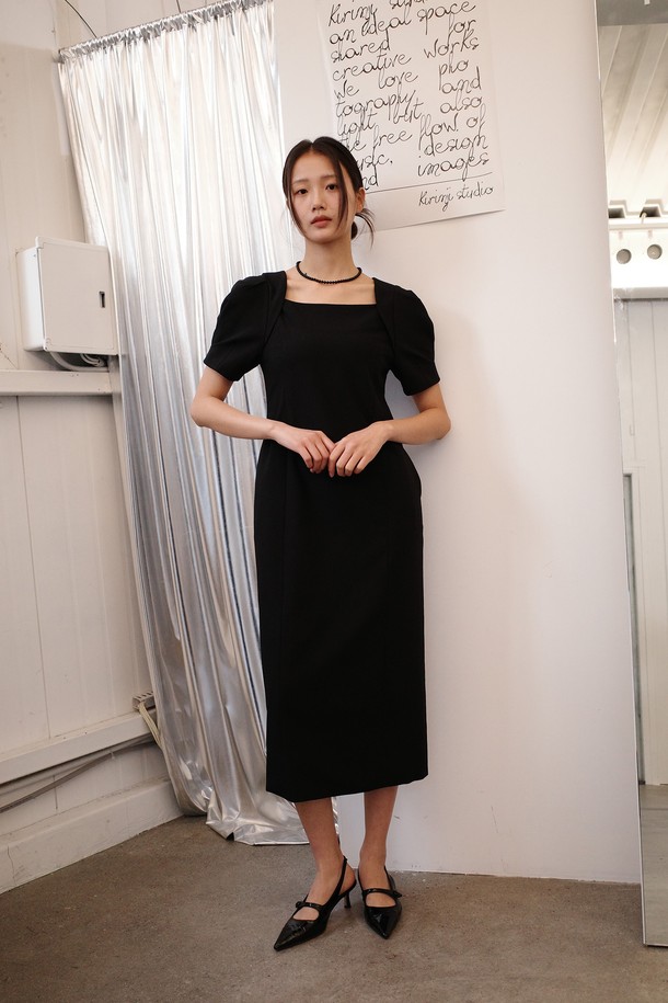 WOMAN(우먼) 볼레로 슬리브 롱 원피스 [2COL]는 여성스러움과 우아함을 동시에 선사하는 롱 원피스입니다. 민트와 블랙 두 가지 색상으로 출시되었으며, 봄, 여름에 착용하기 좋습니다. 볼륨 슬리브 디자인과 허리 라인 강조로 슬림핏을 연출하며, 스퀘어넥 디자인이 세련된 느낌을 더합니다. 신축성 있는 폴리에스테르와 폴리우레탄 혼방 소재로 편안한 착용감을 제공하며, 데이트룩, 모임룩, 소개팅룩 등 다양한 TPO에 활용 가능합니다. 클래식, 미니멀, 로맨틱 스타일을 즐기는 여성에게 추천합니다.
