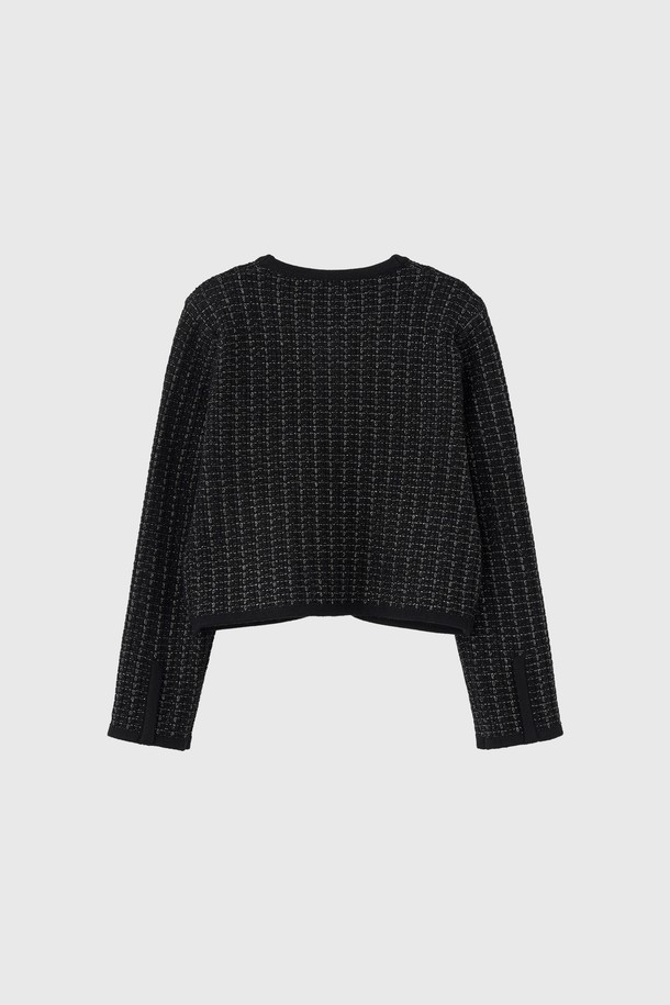 25FW WOMAN 뉴클래식 트위드 재킷은 가을과 겨울 시즌, 여성 고객을 위해 디자인된 클래식하고 우아한 무드의 아우터입니다. 블랙 컬러의 트위드 소재로 제작되었으며, 크롭 기장과 싱글 버튼 여밈, 레귤러 핏으로 세련된 실루엣을 연출합니다. 칼라 디테일이 특징이며, 데이트룩, 오피스룩, 모임룩 등 다양한 TPO에 활용 가능합니다. 미니멀하고 시크한 스타일을 선호하는 고객에게 적합하며, 뻣뻣한 촉감과 두꺼운 두께감으로 고급스러운 분위기를 더합니다.
