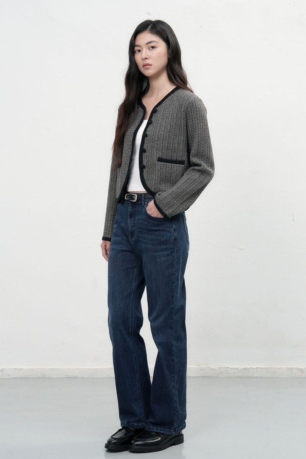 [25FW] WOMAN 뉴클래식 트위드 재킷은 여성스러운 라인을 살려주는 세미 크롭 기장의 클래식 트위드 재킷입니다. 차콜 블랙 컬러의 스탠다드핏으로, 봄, 가을, 겨울 시즌에 걸쳐 데이트룩, 오피스룩, 모임룩 등 다양한 TPO에 활용하기 좋습니다. 메탈 트위드 소재와 약간 두꺼운 두께감으로 탄탄한 촉감을 선사하며, 신축성 있는 소재로 편안한 착용감을 제공합니다. 긴 소매와 버튼 여밈 방식, 그리고 비침 없는 디자인으로 미니멀하면서도 시크한 스타일을 연출할 수 있습니다.
