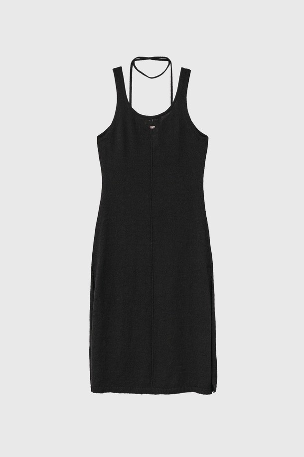 **[25FW] WOMAN 울 시스루 레이어드 원피스 [3COL]**

여성스러운 무드를 연출하는 울 시스루 레이어드 원피스입니다. 크림, 모카, 블랙 세 가지 색상으로 출시되었으며, 봄, 가을, 겨울에 입기 좋습니다. 얇은 두께감의 헤어리한 촉감과 시스루 소재가 특징이며, 뒤판 네크라인 자개 단추 디테일이 돋보입니다. 스탠다드핏으로 편안하게 착용 가능하며, 데이트룩, 모임룩, 카페룩 등 다양한 TPO에 활용할 수 있습니다. 클래식, 미니멀, 로맨틱 스타일을 즐겨 입는 고객에게 추천합니다.
