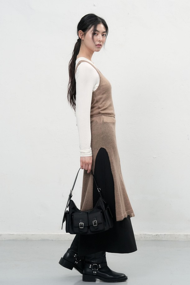 "[25FW] 우먼 울 시스루 레이어드 원피스 [3COL]"는 부드러운 울 소재로 제작된 여성용 레이어드 원피스입니다. 가을과 겨울에 어울리는 얇은 두께감과 긴 소매 기장으로, 시스루 디테일이 은은한 포인트를 더합니다. 미니멀하고 베이직한 스타일로, A라인 치마 핏과 라운드넥 디자인이 특징입니다. 브라운, 화이트, 블랙 세 가지 색상으로 출시되어, 겨울 데일리룩에 클래식한 무드를 연출하기 좋습니다. 루즈핏으로 편안하게 착용할 수 있으며, 부드러운 촉감이 특징입니다.
