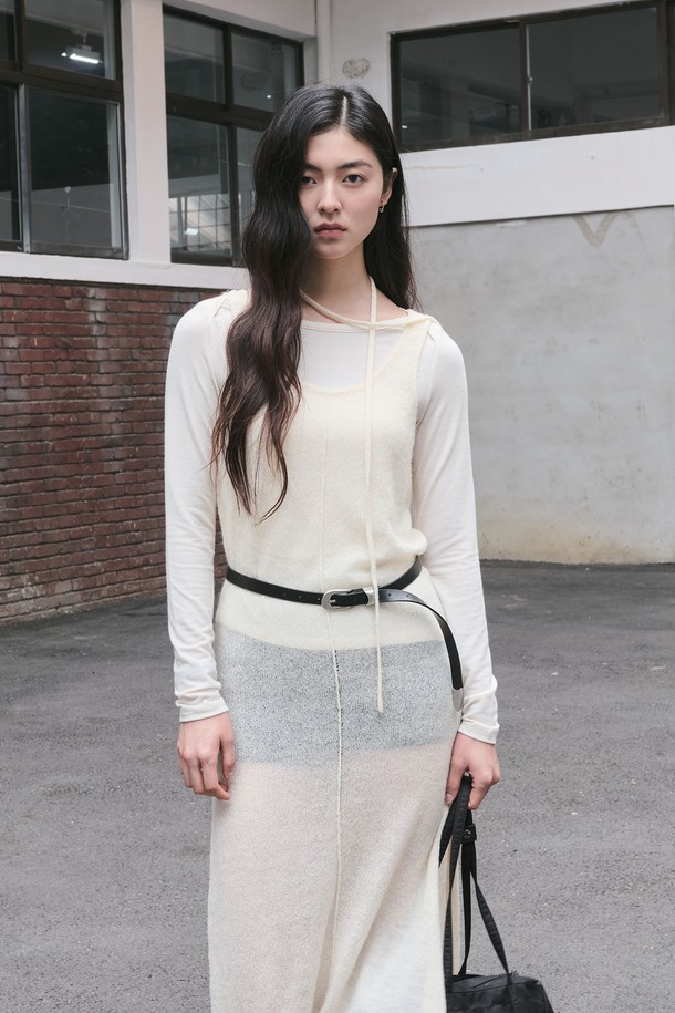 [25FW] 우먼 울 시스루 레이어드 원피스는 가을, 겨울 시즌을 위한 여성용 원피스입니다. 모던하고 미니멀한 스타일로, 일상, 데이트룩, 모임룩, 겨울 데일리룩에 모두 잘 어울립니다. 울 소재의 부드러운 촉감과 얇은 두께감, H라인의 레귤러핏으로 편안한 착용감을 선사합니다. 시스루 소재와 레이어드 디자인이 특징이며, 라운드넥과 긴소매로 클래식, 미니멀, 시크한 스타일을 연출할 수 있습니다. 3가지 색상으로 출시되었습니다.
