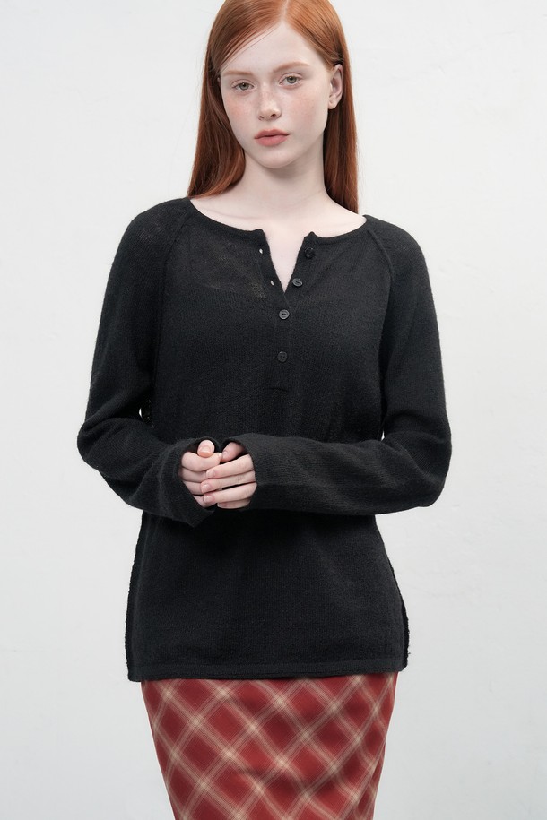 "[25FW] WOMAN 울 시스루 헨리넥 풀오버"는 가을과 겨울, 겨울 데일리룩 연출에 적합한 여성용 니트/스웨터입니다. 베이직한 스타일의 레귤러핏으로, 얇은 두께감의 울 소재와 부드러운 촉감이 특징입니다. 헨리넥 디자인과 긴 소매 기장, 무지 패턴, 시스루 디테일이 클래식, 미니멀, 시크한 무드를 자아냅니다. 일상에서 세련된 스타일을 연출하고 싶은 여성에게 추천하는 아이템입니다.
