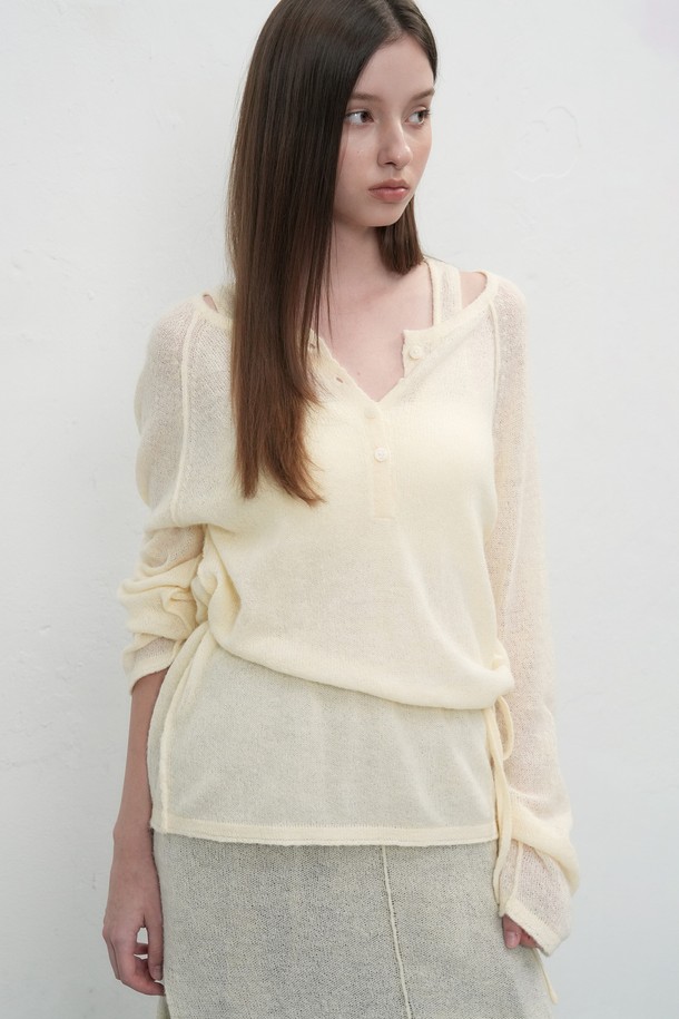 **[25FW] WOMAN 울 시스루 헨리넥 풀오버 [3COL]**

부드러운 촉감의 여성 울 시스루 헨리넥 풀오버입니다. 헤어리 울 블렌드 원사를 사용하여 포근함을 더했으며, 얇은 두께감과 반투명한 시스루 디자인으로 은은한 멋을 냅니다. 뒷목 쉘 버튼 디테일이 돋보이며, 신축성이 있어 편안한 착용감을 선사합니다. 봄, 가을, 겨울, 데이트룩, 카페룩, 겨울 데일리룩에 클래식, 미니멀, 캐주얼 스타일로 연출하기 좋습니다. 크림, 핑크, 블랙 세 가지 색상으로 만나보세요.
