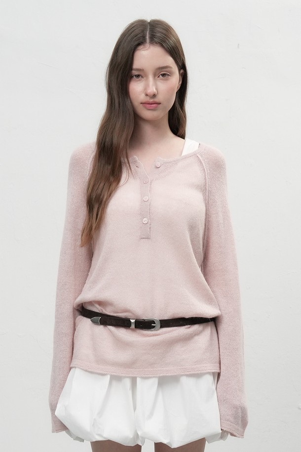 [25FW] WOMAN 울 시스루 헨리넥 풀오버 [3COL]는 여성스러운 실루엣을 연출하는 울 소재의 헨리넥 풀오버입니다. 가을, 겨울 시즌에 어울리는 얇은 두께감과 부드러운 촉감으로 편안한 착용감을 선사합니다. 시스루 디테일이 은은한 포인트를 더하며, 베이직하면서도 우아한 스타일을 연출합니다. 데이트룩과 겨울 데일리룩에 활용하기 좋으며, 클래식, 미니멀, 로맨틱 스타일을 즐겨 입는 분들께 추천합니다. 긴 소매와 레귤러 핏으로 다양한 하의와 매치하여 세련된 스타일링을 완성해보세요.
