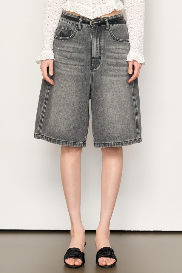 [25FW] WOMAN 와이드 버뮤다 데님 팬츠는 캐주얼한 스타일의 여성용 버뮤다 데님 팬츠입니다. 가을과 겨울에 적합하며, 무지 패턴의 와이드 핏으로 편안한 착용감을 제공합니다. 두꺼운 두께감과 뻣뻣한 촉감의 데님 소재로 제작되었으며, 워싱 가공을 더해 자연스러운 멋을 연출합니다. 가을 나들이룩 또는 겨울 데일리룩에 매치하여 미니멀하고 클래식한 스타일을 완성할 수 있습니다.
