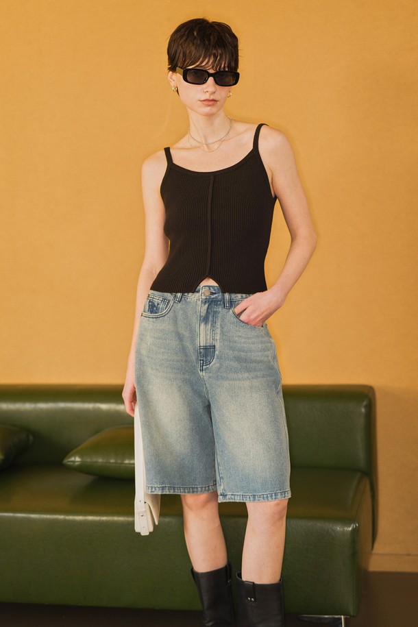 [25FW] WOMAN 와이드 버뮤다 데님 팬츠 [3COL]는 여성들을 위한 와이드핏 버뮤다 데님 팬츠입니다. 블루, 그레이, 블랙 세 가지 색상으로 출시되어, 다양한 스타일 연출이 가능합니다. 봄, 여름 시즌에 적합하며, 데님 소재 특유의 편안함과 무지 디자인으로 캐주얼한 분위기를 냅니다. 동네 마실룩, 여행룩, 휴가룩 등 TPO에 구애받지 않고, 캐주얼, 미니멀, 클래식 스타일을 모두 소화할 수 있는 활용도 높은 아이템입니다. 5부 기장의 와이드핏으로 다리가 길어 보이는 효과를 주며, 데님 워싱 디테일로 포인트를 더했습니다.
