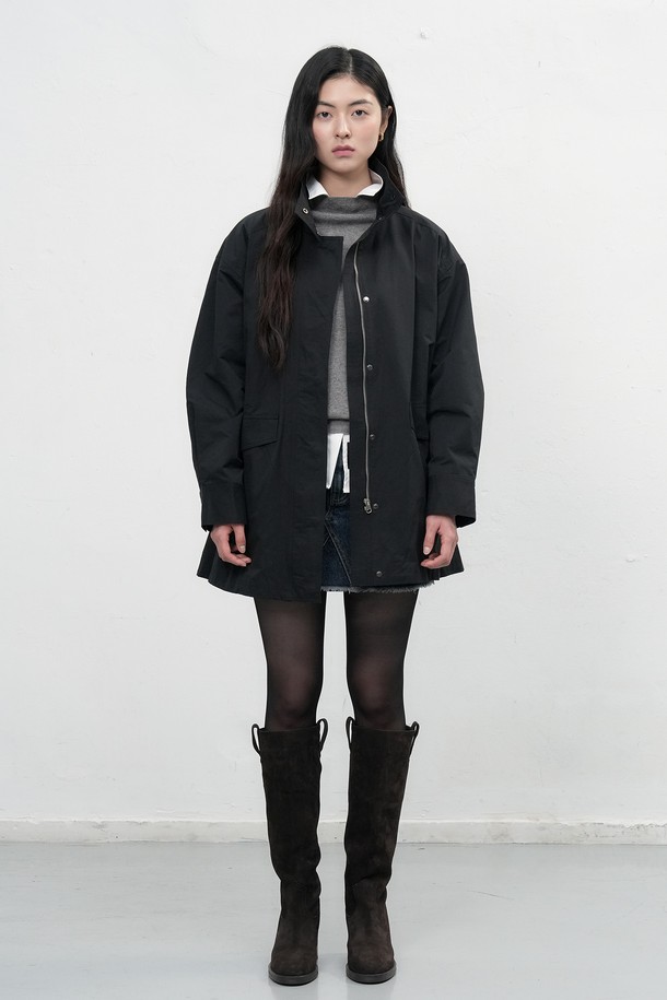 [25FW] WOMAN 하이넥 사파리 하프 재킷 [2COL]은 여성용 아우터로, 캐주얼하고 베이직한 스타일을 연출합니다. 봄, 가을에 착용하기 좋으며, 라이트 카키와 블랙 두 가지 색상으로 제공됩니다. 하이넥 칼라와 허리 벨트 디테일이 특징이며, 자켓 드레스 스타일링 또한 가능합니다. 힙을 덮는 하프 기장에 루즈핏으로 편안하게 착용할 수 있으며, 신축성 있는 면, 나일론 혼방 소재에 안감을 더해 스탠다드 두께감으로 제작되었습니다. 데이트룩, 봄 소풍룩에 적합한 미니멀, 클래식 스타일의 사파리 재킷입니다.
