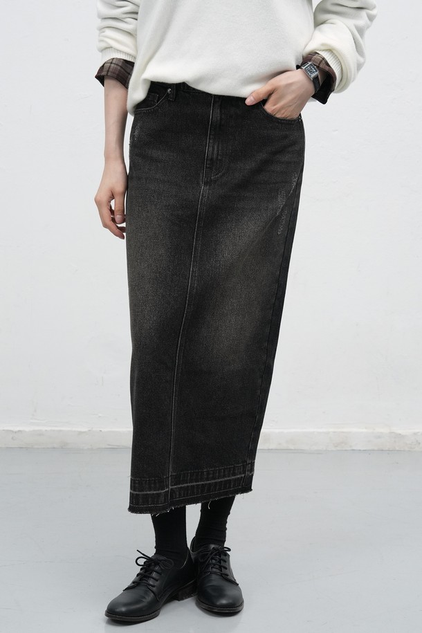 [25FW] 우먼 워싱 데님 롱 스커트 [2COL]는 캐주얼하고 베이직한 스타일의 여성용 데님 롱 스커트입니다. 블루, 브라운 두 가지 색상으로 제공되며, 사계절 내내 활용 가능합니다. 면, 레이온, 폴리에스테르 혼방 소재로 제작되어 뻣뻣한 촉감을 가지며, 스트레이트 핏과 워싱 처리로 자연스러운 멋을 더했습니다. 백 슬릿, 로고 코튼 버튼, 가죽 텍스처 디테일이 특징이며, 동네 마실룩이나 여행룩에 적합합니다.
