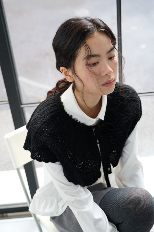 [25FW] WOMAN 스캘럽 미니 레이어드 스커트 [2COL]는 페미닌한 무드를 연출하는 여성용 미니스커트입니다. 아이보리(Ivory)와 블랙(Black) 두 가지 색상으로 출시되었으며, 봄, 가을, 겨울 계절에 착용하기 좋습니다. 얇은 두께감의 플레어 핏 레이어드 치마로, 부드러운 촉감과 경량 소재가 특징입니다. 프리미엄 수공 자수 디테일과 신축성 있는 밴딩 허리, 비침 방지 기능으로 편안함과 스타일을 동시에 잡았습니다. 데이트룩, 카페룩, 모임룩 등 다양한 TPO에 클래식, 미니멀, 로맨틱 스타일로 연출할 수 있습니다.
