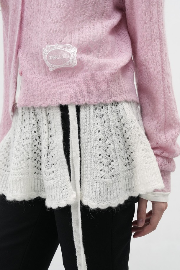 [25FW] WOMAN 스캘럽 미니 레이어드 스커트 [2COL]는 페미닌한 무드의 여성 미니스커트입니다. 아이보리, 블랙 두 가지 색상으로 출시되었으며, 봄, 가을, 겨울 계절에 착용하기 좋습니다. 아크릴, 나일론, 울, 모헤어 혼방 소재로 제작되어 부드러운 촉감을 선사하며, 루즈핏 플레어 실루엣과 스캘럽 패턴, 레이어드 디자인이 특징입니다. 프리미엄 수공예 자수 디테일과 옆면 스트랩, 밴딩 허리, 신축성 있는 소재로 편안함과 세련된 스타일을 동시에 만족시킵니다. 데이트룩, 카페룩, 모임룩 등 다양한 TPO에 클래식, 미니멀, 로맨틱 스타일로 연출해보세요.
