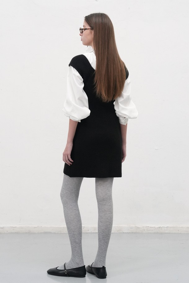 **[25FW] WOMAN 스퀘어넥 니트 미니 원피스 [2COL]**

미니멀하고 베이직한 스타일의 여성 니트 미니 원피스입니다. 차콜 블랙 두 가지 색상으로 출시되었으며, 봄, 가을, 겨울 계절에 착용하기 좋습니다. 슬림핏 디자인에 골지 패턴으로 세련된 실루엣을 연출하며, 신축성 있는 아크릴, 나일론 혼방 소재로 편안한 착용감을 제공합니다. 스퀘어넥 라인과 긴 소매, 약간 두께감 있는 소재가 특징이며, 데이트룩, 겨울 데일리룩, 모임룩 등 다양한 TPO에 활용 가능합니다. 벌룬 슬리브 루즈핏 가디건과 세트로 시크하게 연출할 수도 있습니다.
