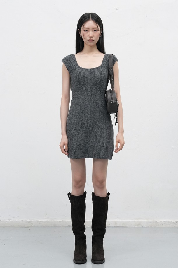 [25FW] WOMAN 스퀘어넥 니트 미니 원피스는 여성스러운 실루엣을 연출하는 니트 미니 원피스입니다. 부드러운 촉감의 니트 소재로 제작되었으며, 가을, 겨울 시즌에 따뜻하게 착용할 수 있습니다. 미니멀하고 베이직한 디자인으로, 데이트룩, 겨울 데일리룩, 카페룩 등 다양한 TPO에 활용하기 좋습니다. 슬림핏 스퀘어넥 디자인과 무지 패턴이 어우러져 클래식하고 시크한 스타일을 완성합니다. 블랙과 그레이, 두 가지 컬러로 출시되어 폭넓은 선택이 가능합니다.
