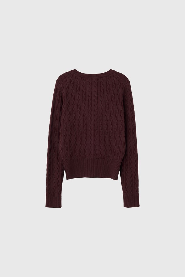 **[25FW] WOMAN GNRL 시그니처 슈퍼파인 울 케이블 가디건 [5COL] / WBD3L04505**

부드러운 촉감의 [25FW] WOMAN GNRL 시그니처 슈퍼파인 울 케이블 가디건입니다. 슈퍼파인 울 소재를 사용하여 보온성과 착용감이 뛰어나며, 라운드 넥 디자인과 레귤러핏으로 편안하게 착용할 수 있습니다. 베이직한 스타일의 케이블 패턴 가디건으로, 데이트룩, 겨울 데일리룩 등 다양한 TPO에 활용하기 좋습니다. 버건디, 네이비, 카키, 차콜 등 4가지 컬러로 출시되었으며, 로고 엠보싱 버튼 디테일과 신축성 있는 소재로 활동성을 더했습니다. 긴 소매 기장과 스탠다드 두께감으로 간절기부터 겨울까지 따뜻하게 입을 수 있습니다.
