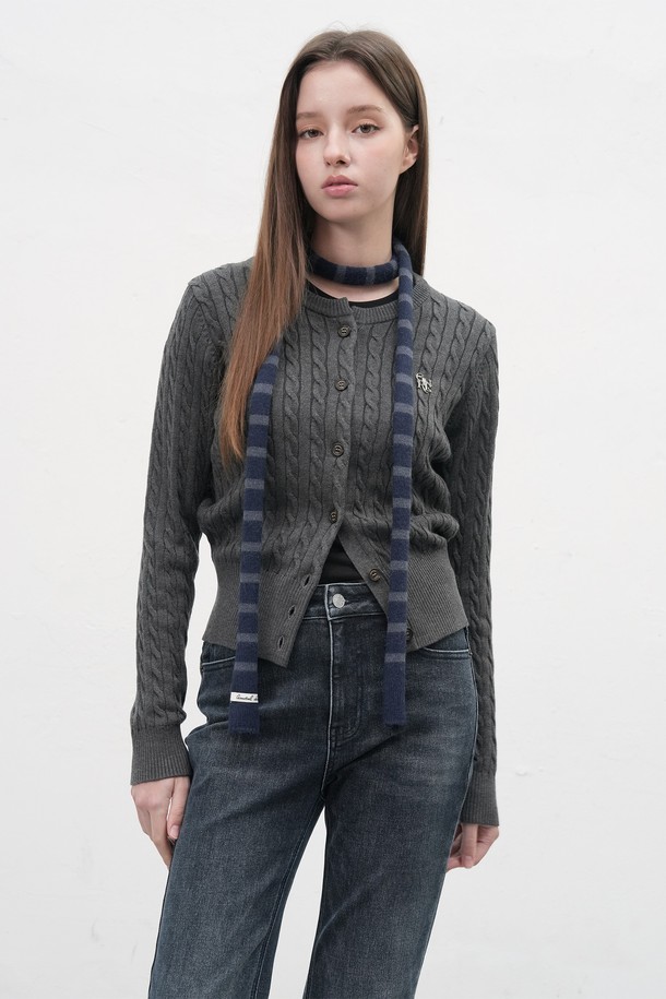 [25FW] WOMAN GNRL 시그니처 슈퍼파인 울 케이블 가디건 [5COL]은 베이직하고 클래식한 스타일을 추구하는 여성 고객을 위한 가디건입니다. 슈퍼파인 울 소재를 사용하여 부드러운 촉감과 뛰어난 보온성을 자랑하며, 봄, 가을, 겨울 세 계절 모두 활용 가능합니다. 허리 라인을 살려주는 넓은 밑단 디자인과 시그니처 실루엣이 특징이며, 버건디, 네이비, 카키, 차콜, 블랙 5가지 다채로운 색상으로 만나보실 수 있습니다. 다크브라운 로고 각인 버튼이 포인트로 들어가 고급스러운 분위기를 더하며, 출근룩이나 겨울 데일리룩에 활용하기 좋습니다.
