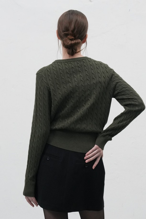 [25FW] WOMAN GNRL 시그니처 슈퍼파인 울 케이블 가디건 [5COL] / WBD3L04505는 여성들을 위한 상의, 가디건입니다. 봄, 가을, 겨울에 착용하기 좋으며, 베이직하고 클래식한 스타일을 연출합니다. 슈퍼파인 울 소재로 제작되어 부드러운 촉감과 신축성을 제공하며, 레귤러핏과 라운드넥 디자인으로 편안하게 착용할 수 있습니다. 허리 라인을 살려주는 실루엣과 다크브라운 브랜드 버튼 디테일이 돋보이며, 케이블 패턴과 4가지 다채로운 컬러(버건디, 네이비, 카키, 차콜)로 만나볼 수 있습니다. 비침 걱정 없이 깔끔하게 착용 가능한 긴소매 기본 두께의 가디건입니다.
