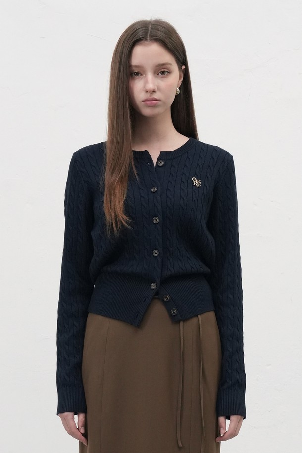 **[25FW] WOMAN GNRL 시그니처 슈퍼파인 울 케이블 가디건 [5COL] / WBD3L04505**

여성스러운 실루엣을 강조하는 [25FW] WOMAN GNRL 시그니처 슈퍼파인 울 케이블 가디건입니다. 봄, 가을, 겨울 계절에 적합하며, 베이직하고 클래식한 스타일을 연출합니다. 고급스러운 슈퍼파인 울 소재와 허리 라인을 살려주는 디자인으로 출근룩, 모임룩, 겨울 데일리룩 등 다양한 TPO에 활용 가능합니다. 라운드넥에 긴 소매 기장, 레귤러핏으로 제작되었으며, 버건디, 네이비, 카키, 차콜 등 4가지 컬러 옵션을 제공합니다. 프리미엄 다크브라운 로고 버튼과 케이블 패턴이 특징이며, 미니멀하고 클래식한 스타일을 선호하는 분들께 추천합니다.
