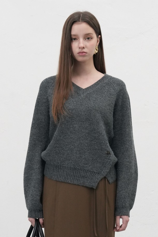 [25FW] WOMAN 브이넥 슬릿 하찌 니트 풀오버는 여성용 상의 니트/스웨터입니다. 아이보리, 차콜, 카키 3가지 색상으로 출시되었으며, 가을과 겨울에 따뜻하게 착용할 수 있습니다. 베이직한 스타일의 루즈핏으로, 두꺼운 두께감과 신축성 있는 소재로 편안한 착용감을 선사합니다. 비대칭 프론트 슬릿과 벌룬 소매, 브랜드 로고 디테일, 앞뒤 기장 차이 포인트가 돋보이며, 브이넥 라인으로 세련된 분위기를 더합니다. 겨울 데일리룩, 카페룩, 모임룩 등 다양한 TPO에 클래식, 미니멀, 캐주얼 스타일로 연출하기 좋습니다.
