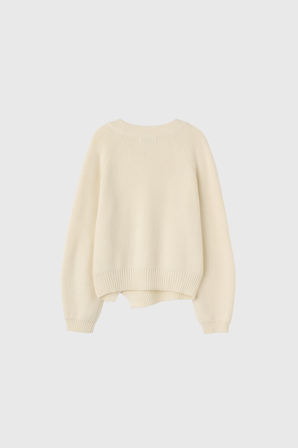 **[25FW] WOMAN 브이넥 슬릿 하찌 니트 풀오버 [3COL] /WBE3L05531**

부드러운 촉감의 여성용 브이넥 슬릿 하찌 니트 풀오버입니다. 가을과 겨울에 어울리는 두꺼운 두께감으로 따뜻하게 착용 가능하며, 루즈핏 디자인으로 편안한 착용감을 선사합니다. 아이보리, 차콜, 카키 3가지 색상으로 출시되었으며, 베이직한 스타일을 좋아하는 여성분들께 추천합니다. 비대칭 슬릿 디테일과 벌룬 소매, 하단 로고 디테일이 돋보이며, 신축성이 있어 활동성을 높였습니다. 겨울 데일리룩, 모임룩, 카페룩 등 다양한 TPO에 클래식, 미니멀, 캐주얼 스타일로 활용하기 좋습니다.
