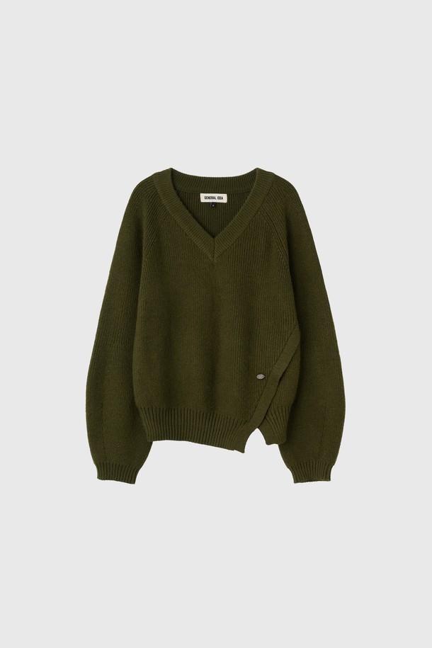 **[25FW] WOMAN 브이넥 슬릿 하찌 니트 풀오버 [3COL] /WBE3L05531**

여성스러운 무드를 연출하는 [25FW] WOMAN 브이넥 슬릿 하찌 니트 풀오버입니다. 아이보리, 차콜, 카키 3가지 색상으로 출시되었으며, 가을, 겨울 시즌에 적합합니다. 루즈핏으로 편안함을 선사하며, 두꺼운 두께감의 하찌 패턴이 포근함을 더합니다. 비대칭 슬릿 디테일과 벨 소매 디자인이 특징이며, 브랜드 로고 디테일로 포인트를 주었습니다. 베이직 스타일로 다양한 겨울 데일리룩, 모임룩, 카페룩에 활용하기 좋습니다.
